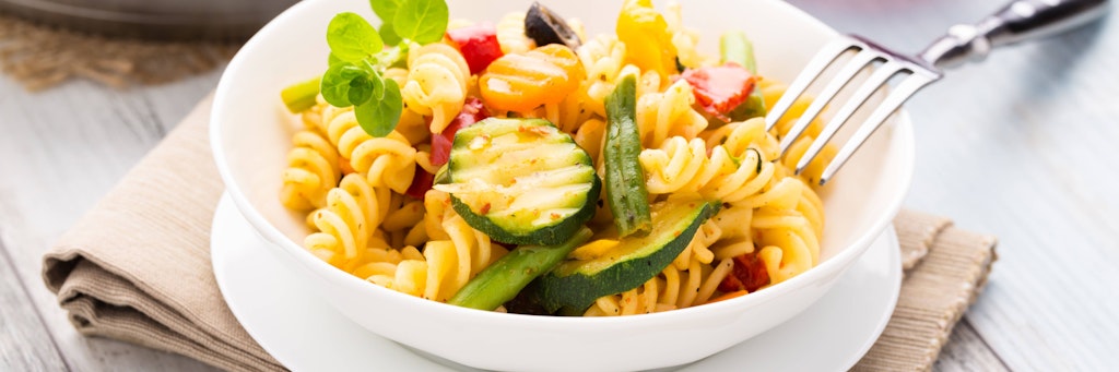 Die leckere Nudelpfanne mit Zucchini und Paprika steht in weniger als 20 Minuten auf dem Abendbrottisch.