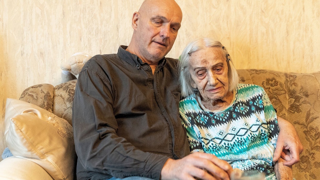 Der langjährige Freund Uwe Eberlein half Agnes Jeschke, die Jung-Alt-WG zu finden.