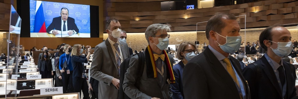 Botschafter und Diplomaten verlassen den Saal, während Sergej Lawrow (auf dem Bildschirm), Außenminister von Russland, mit einer aufgezeichneten Videobotschaft zur 49. Sitzung des UN-Menschenrechtsrats am europäischen Hauptsitz der Vereinten Nationen spricht.
