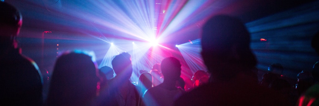 Ausgehen, tanzen, feiern: Ab Freitag darf in den Clubs in Berlin wieder getanzt werden.