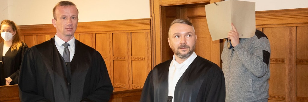 Der Angeklagte steht zu Prozessbeginn am Dienstag in Berlin hinter seinen Anwälten.