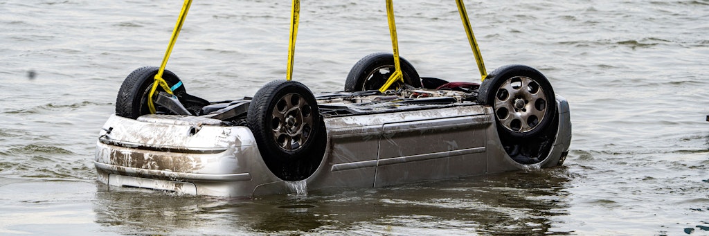 Ein Pkw wird in Wesel am Hafen aus dem Wasser des Rheines gezogen. Am Abend zuvor war der Wagen mit fünf Insassen in den Fluss gestürzt.