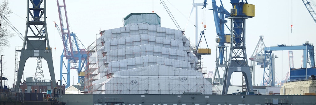 Die Jacht „Dilbar“, die dem russischen Milliardär Alischer Usmanow gehören soll, liegt in Dock 17 der Schiffswerft Blohm+Voss im Hamburger Hafen.