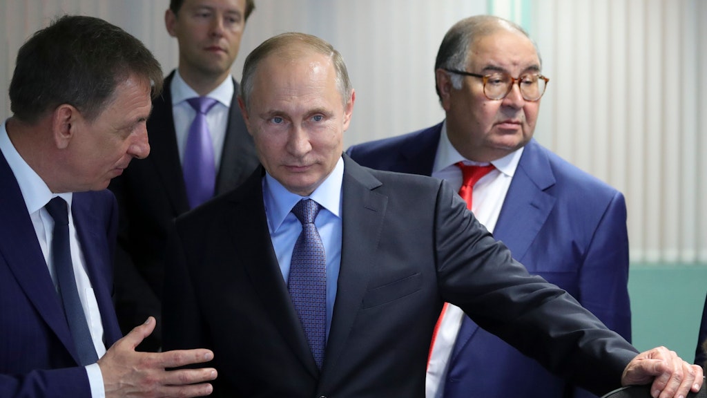 Der russische Oligarch Alischer Usmanow (r.) zusammen mit Russlands Präsident Wladimir Putin (Mitte) bei einem Geschäftstermin.