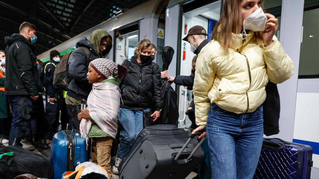 Am Berliner Hauptbahnhof werden die Menschen gebeten, ins Ankunftszentrum in Reinickendorf zu kommen. Von dort werden sie weiter verteilt.