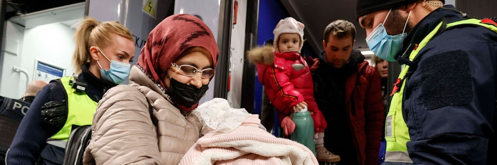 Menschen aus der Ukraine kommen am Berliner Hauptbahnhof an. Der Zug aus der polnischen Stadt Przemysl an der polnisch ukrainischen Grenze brachte Hunderte von Geflüchteten nach Deutschland.