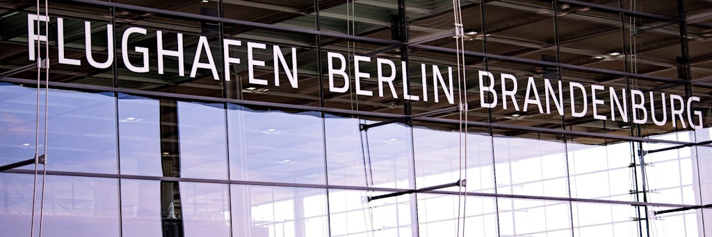 Der Schriftzug an der Haupthalle des Flughafens Berlin Brandenburg (BER).