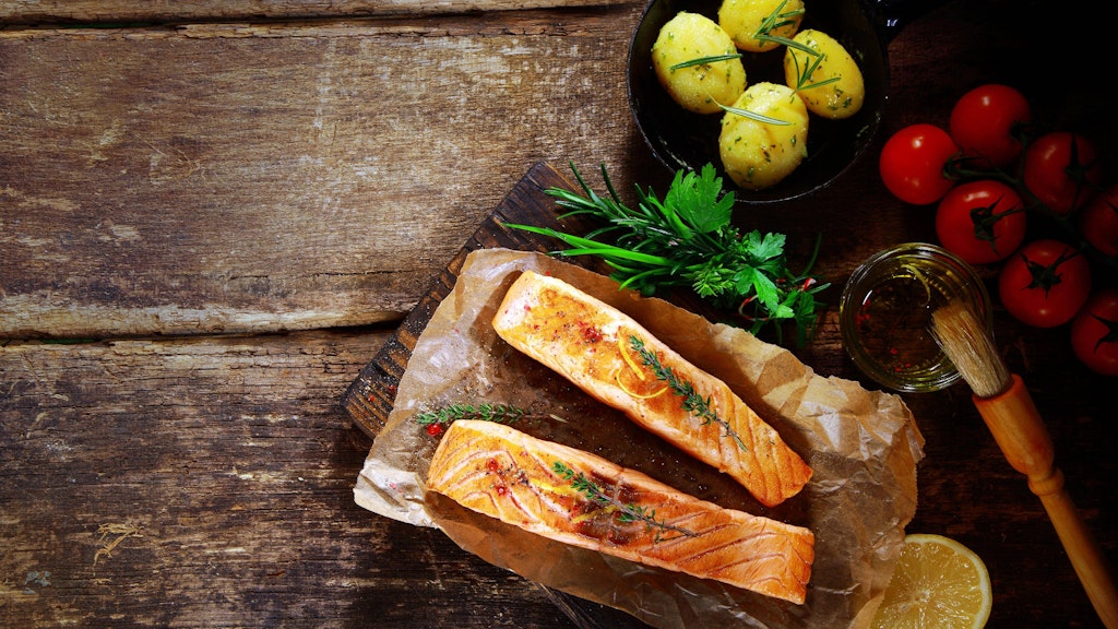 Lachs vom Grill hat viel gesundes Omega-3-Fett.