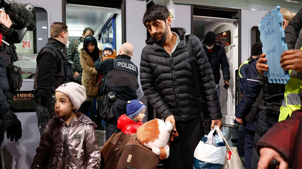 Geflüchtete aus der Ukraine kommen am Berliner Hauptbahnhof an. Der Zug aus der polnischen Stadt Przemysl an der polnisch ukrainischen Grenze brachte Hunderte von Flüchtlingen nach Deutschland.