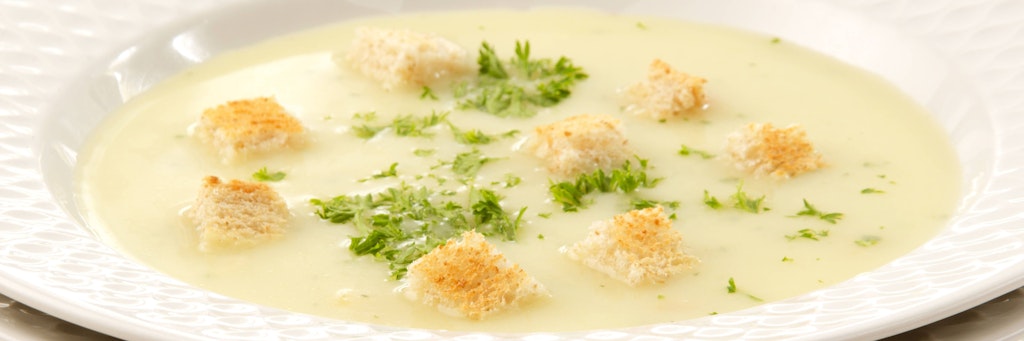 Cremesuppe mit Knoblauch ist einfach köstlich - und mit knusprigen Croutons verfeinert ein wunderbares Abendbrot. Das Rezept sollten Sie unbedingt probieren.