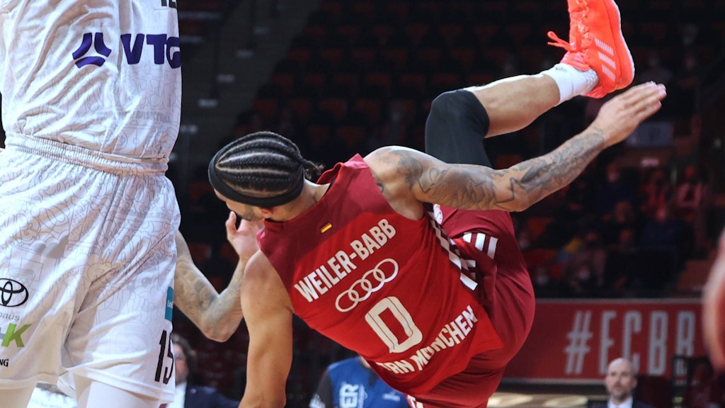 Bayerns Basketball-Profi Nick Weiler-Babb verlor das Gleichgewicht und stürzte auf den Kopf.
