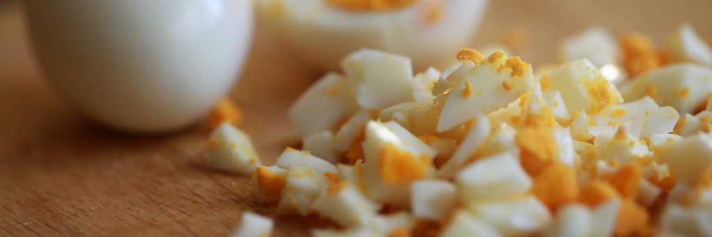 Für das Eierfrikassee müssen die Eier sehr hart gekocht und kleingeschnitten werden. Beim Gemüse lässt sich das Rezept für Eierfrikassee aber variieren.