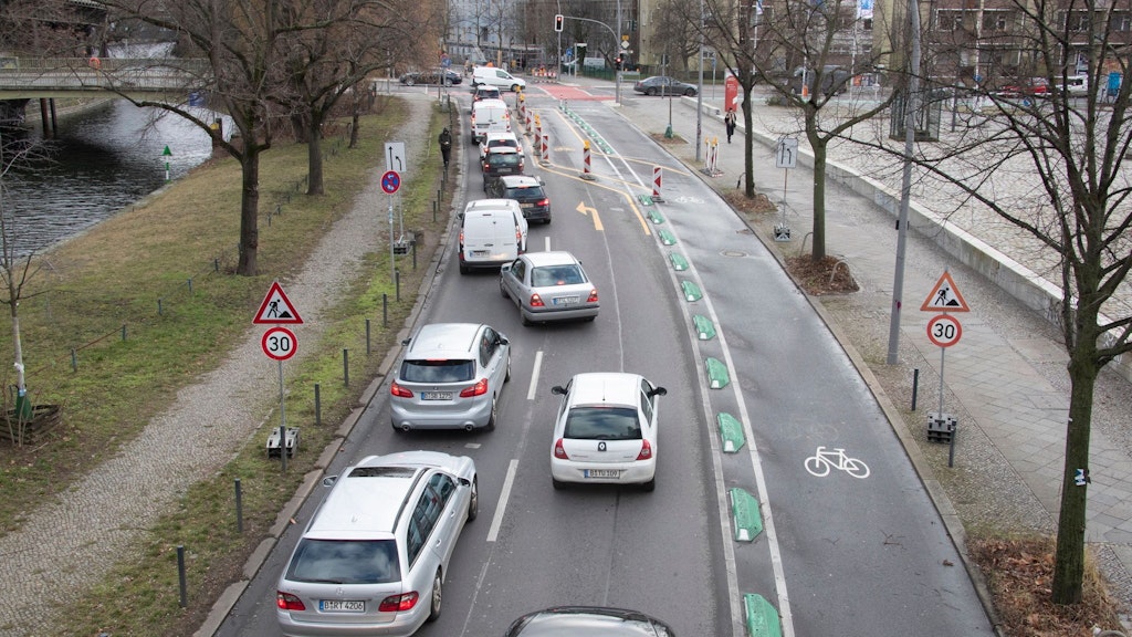 Auf dem Tempelhofer Ufer, Höhe Möckernstraße staut sich jeden Tag der Autoverkehr weil von drei Fahrspuren nur noch eine für die Autos nutzbar ist.