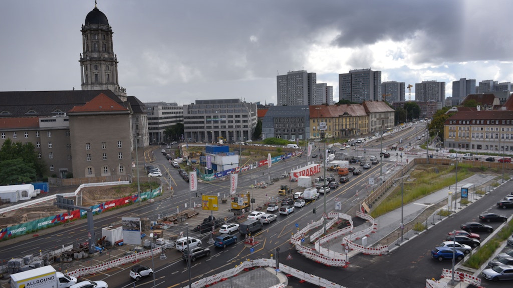Auch an der Grunerstraße herrscht seit Monaten Dauer-Stau. Die Straße wird verschwenkt, ein neues Wohnviertel wird gebaut.
