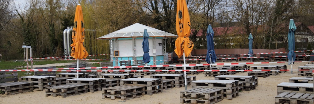 Während der Lockdowns mussten Restaurants wie diese Beachbar am Havelufer schließen.