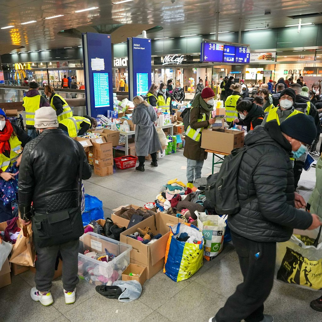 Menschen aus der Ukraine, die am Berliner Hauptbahnhof ankommen. Für sie stehen auch Kartons mit Kleidung bereit.