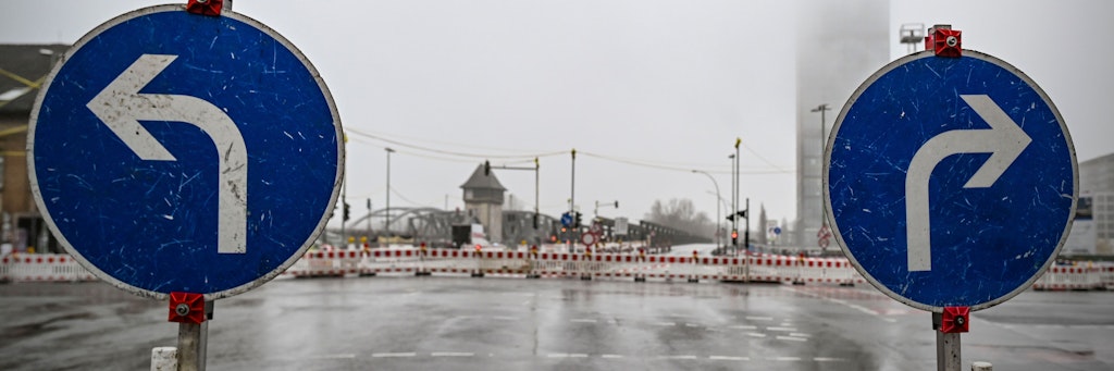 Berlin und der Baustellenwahnsinn: Täglich kommen neue dazu. Hier an der Elsenbrücke kann man jetzt zumindest wieder über eine Behelfsbrücke fahren.