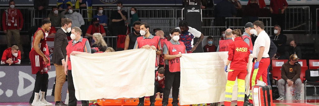 Bilder, die das Schlimmste befürchten ließen: Bayern-Profi Nick Weiler-Babb verletzte sich beim Spiel gegen Hamburg.