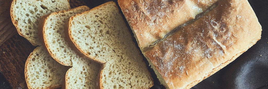 Weißbrot geht auch mit weniger Kohlenhydraten - dieses Rezept für Kastenbrot setzt auf Quark und gemahlene Mandeln.