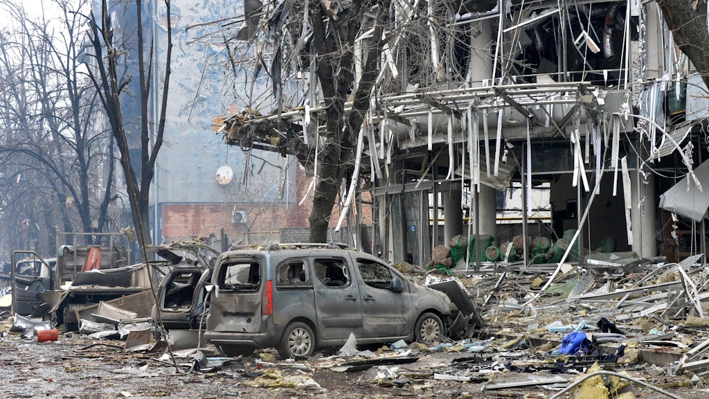 Ein zerstörtes Haus in Charkiw: Bei der zweiten Verhandlung einigten sich die Ukraine und Russland auf die Einrichtung humanitärer Korridore in besonders umkämpften Gebieten.