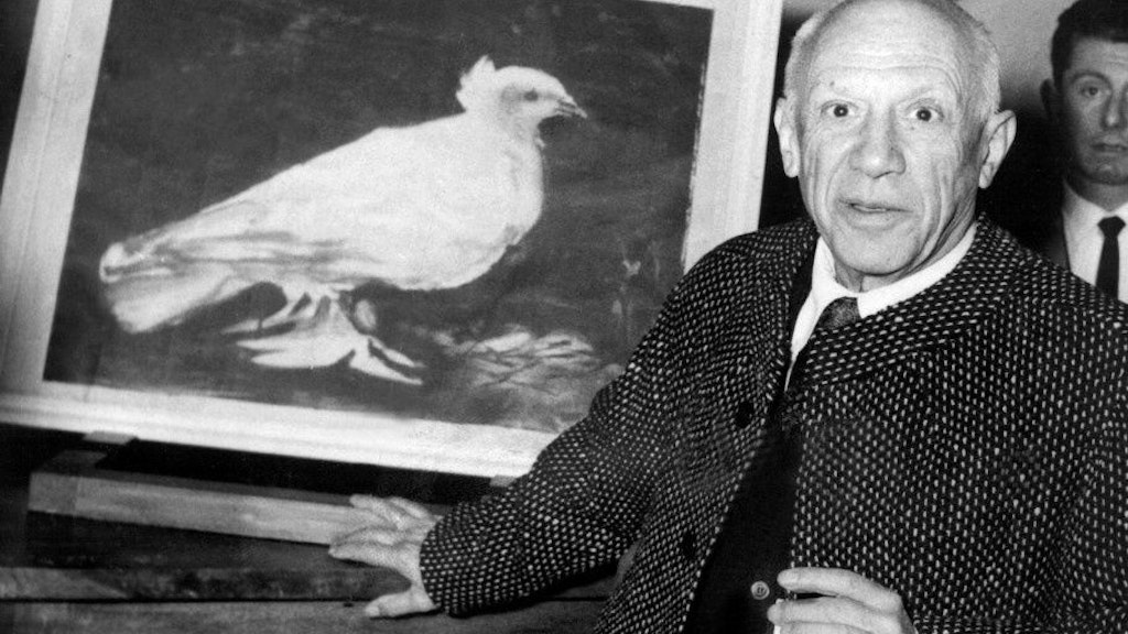 Pablo Picasso steht am 1957 neben seinem Bild der Friedenstaube im Grimaldi-Museum von Antibes.