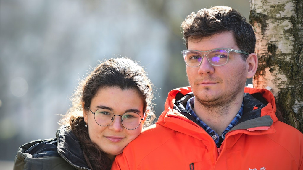 Maryna und Dima gönnen sich nur kurze Pausen von der Arbeit im Berliner Sonnenschein.