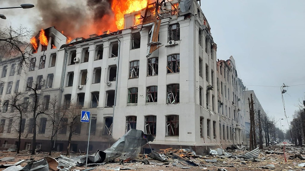 Nach einem Raketenangriff steht ein Gebäude der Universität Charkiw in Flammen.