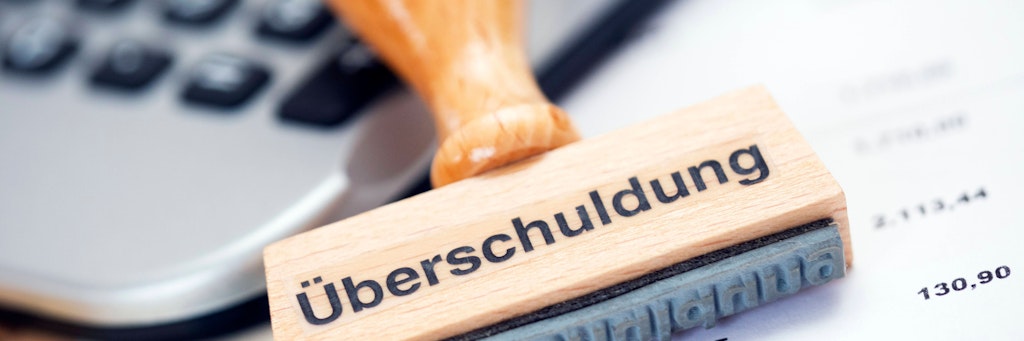 Von Überschuldung wird gesprochen, wenn die monatlich anfallenden Ausgaben die Einnahmen deutlich übersteigen und Besserung nicht in Sicht ist.