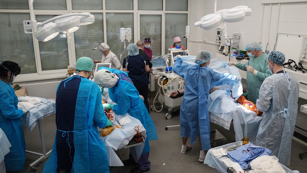Ärzte versorgen in Mariupol Verletzte, die Hafenstadt wurde von schweren Angriffen getroffen.
