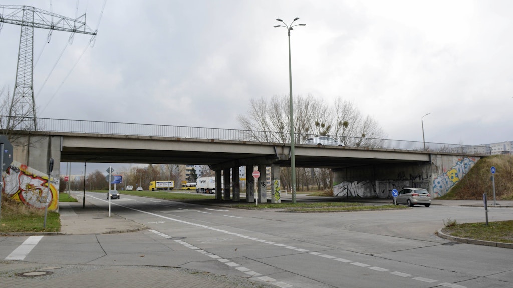 Stau erwartet: Am Donnerstag um 12 Uhr beginnt die Vollsperrung von Wuhletalstraße und Märkische Allee. Grund: Die Wuhletalbrücke wird abgerissen.