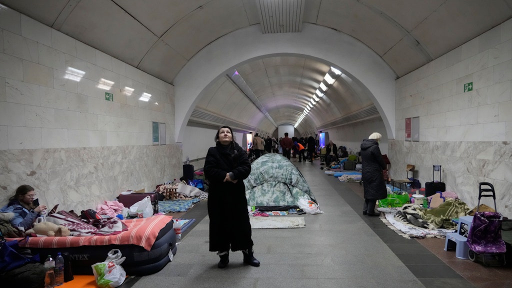 Menschen suchen in der Kiewer U-Bahn Schutz vor den Raketenangriffen.