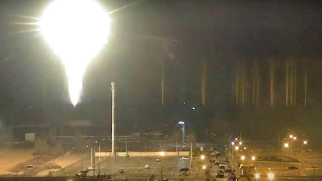 Dieses Bild aus einem vom Kernkraftwerk Saporischschja veröffentlichten Video zeigt ein helles, aufflackerndes Objekt, das am Freitag, den 4. März 2022, auf dem Gelände des Kernkraftwerks in Enerhodar in der Ukraine landet.