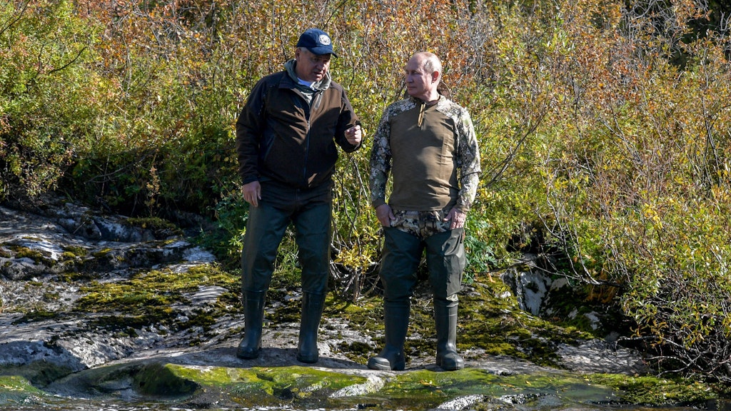 Verteidigungsminister Sergej Schoigu und Präsident Putin gehen oft gemeinsam auf Reisen, wie hier vergangenen September 2021 in Sibirien.