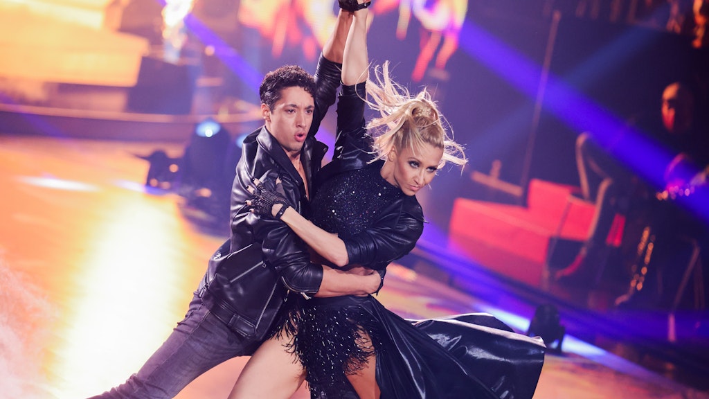 „Ninja Warrior“-Star René Casselly legte in Show zwei bei „Let’s Dance“ mit Kathrin Menzinger eine flotte Sohle aufs Parkett.