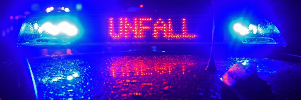 Ein Einsatzwagen der Polizei steht an einer Unfallstelle.