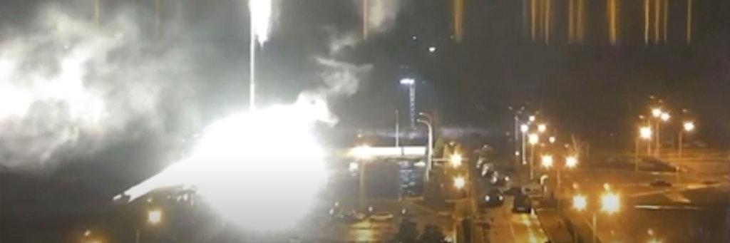 Russische Streitkräfte beschossen am frühen Freitag Europas größtes Kernkraftwerk und entfachten ein Feuer.