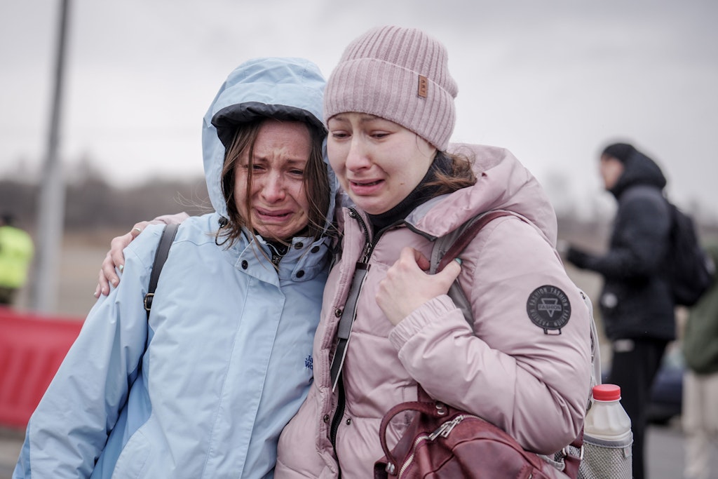 Dem Krieg entkommen: Zwei Frauen weinen an der ukrainisch-polnischen Grenze in Medyka.