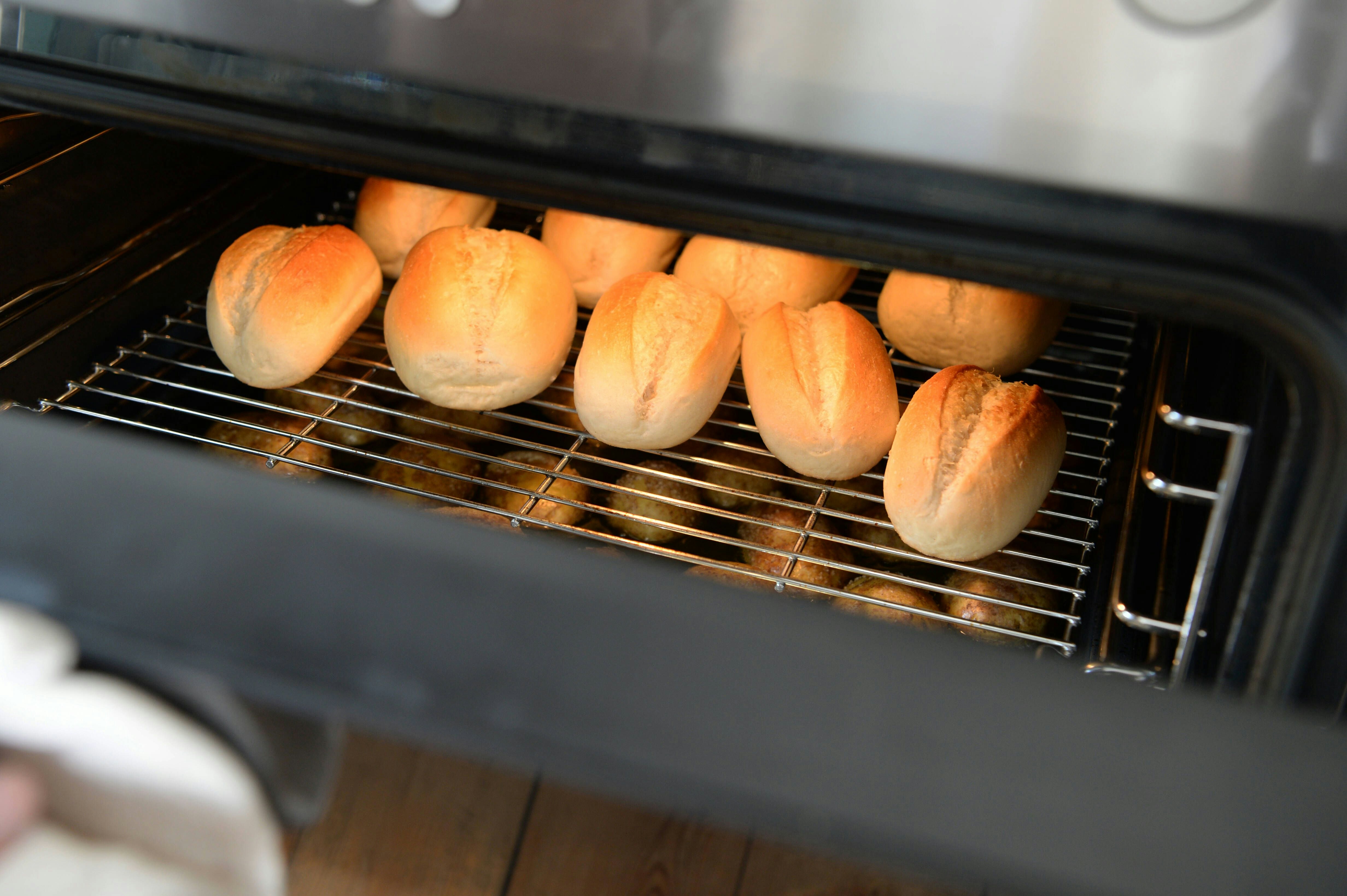 Brötchen auftauen und aufbacken – mit diesen Tricks werden sie wieder ...