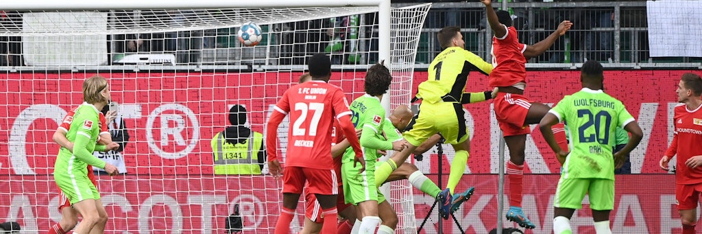 Nach Ecke von Maximilian Arnold (nicht im Bild) köpft Taiwo Awoniyi den Ball über seinen Keeper Andreas Luthe hinweg ins eigene Tor.