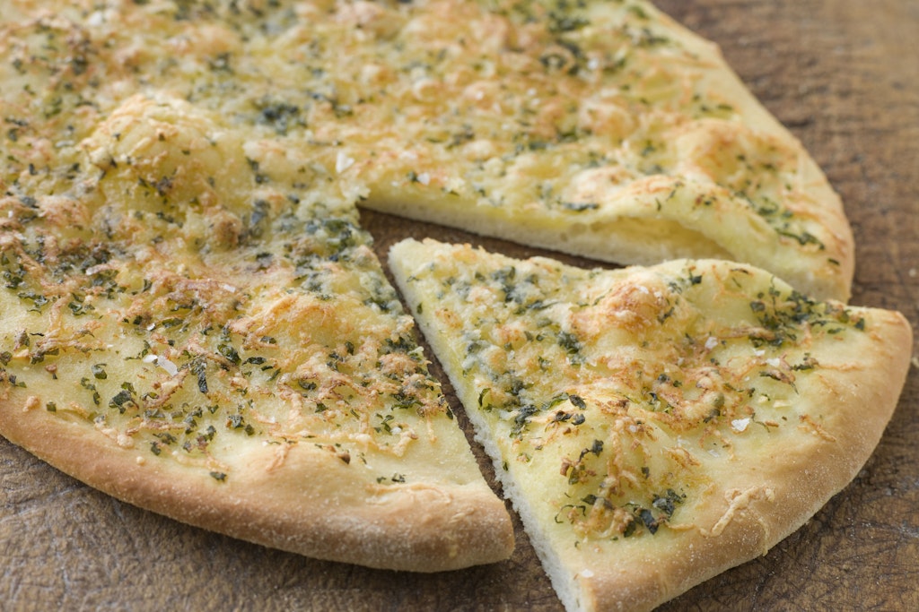 Pizza zu Hause backen, das ist einfacher als viele denken. 