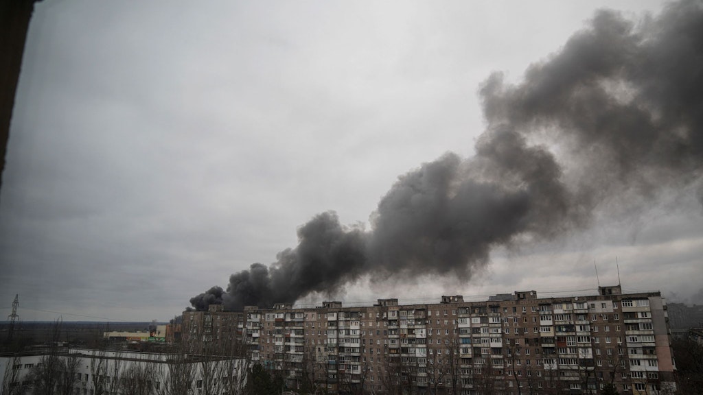 Rauch steigt in Mariupol nach dem Beschuss durch russische Streitkräfte auf.