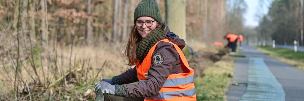 Lea Potrafke baut einen Krötenzaun auf
