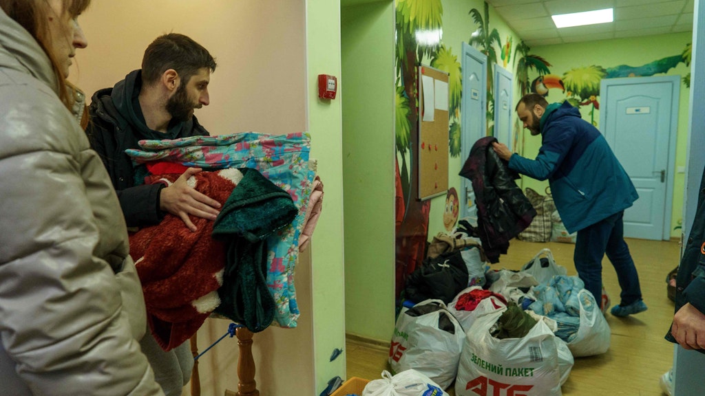 Die Ukrainer helfen den Familien in der Kindertagesstätte mit Kleiderspenden.