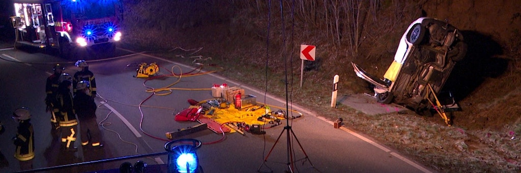 Das Auto steckt hochkant an der Unfallstelle im Saarland, der 28-jährige Fahrer starb noch vor Ort.