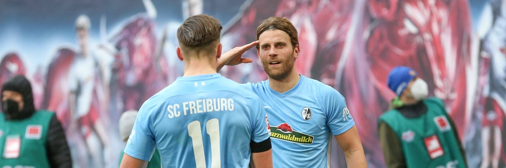 Völlig daneben: Freiburgs Ermedin Demirovic und Lucas Höler feiern ein Tor der Breisgauer mit einem militärischen Gruß.