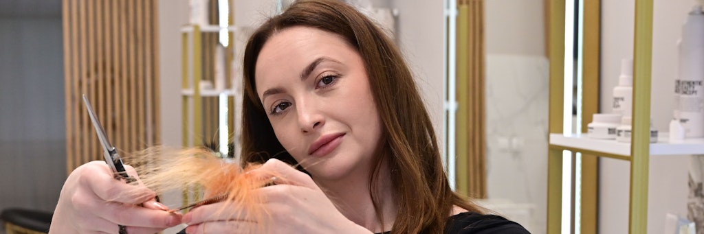 Die Polin Aleksandra Sabo schneidet jetzt in Deutschland die Haare.