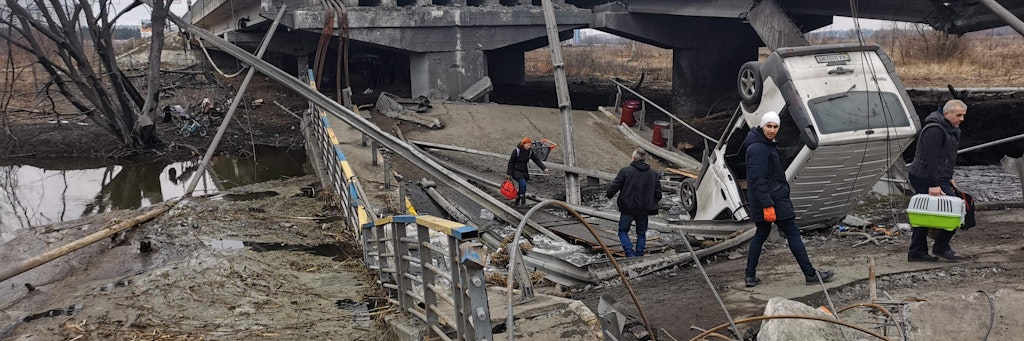 Über eine zerstörte Brücke verlassen Zivilisten einen Vorort von Kiew.
