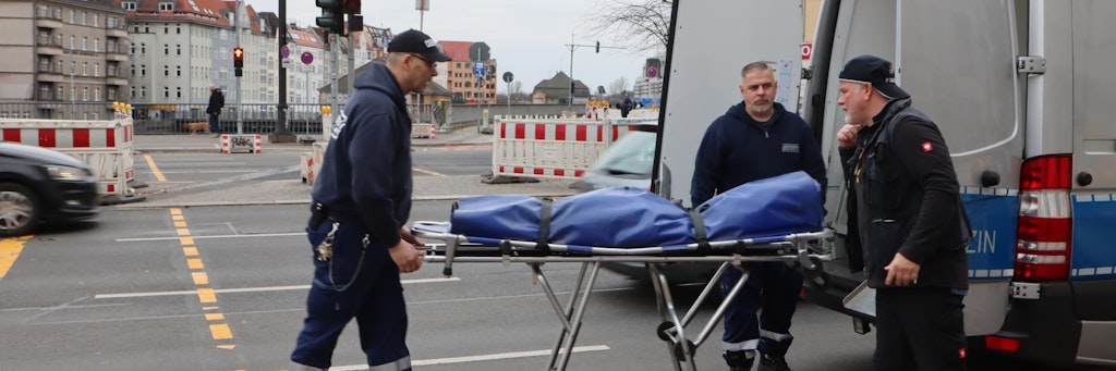 Der Leichnam der Frau wird abtransportiert.