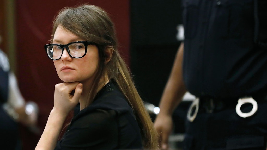 Anna Sorokin, verurteilte Hochstaplerin aus Deutschland, im Gerichtssaal.