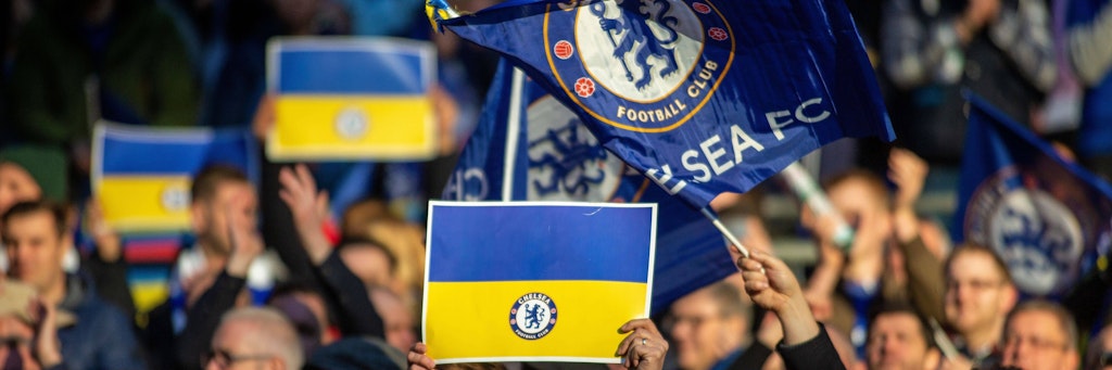 Viele Fans des FC Chelsea solidarisierten sich mit der Ukraine. Einige wenige störten dagegen die Gedenkminute mit Abramowitsch-Sprechhören.